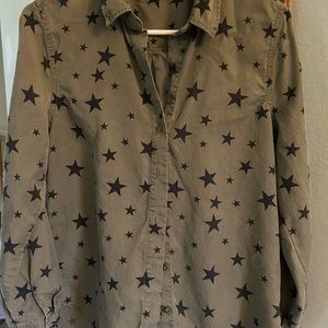 Como vintage blouse army green tone with black stars. Button up sleeves Sz S